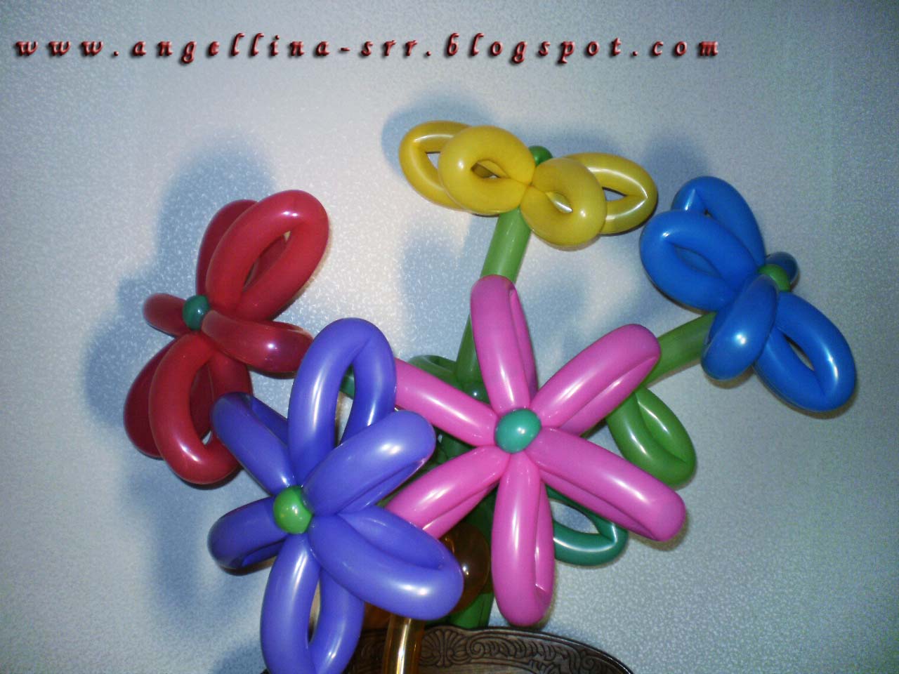 Цветы из шариков колбасок фото: Цветы и букеты из шаров