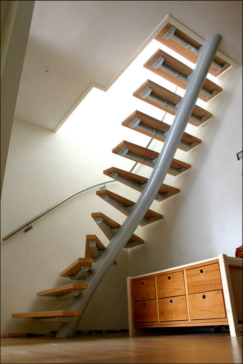 Лестница крутая: Крутая лестница на второй этаж