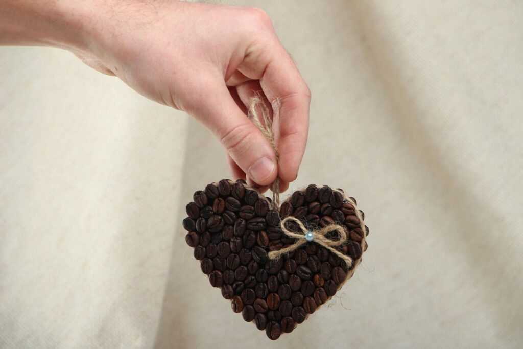 Поделки из кофе зерен: увлечение для любительниц кофейного аромата