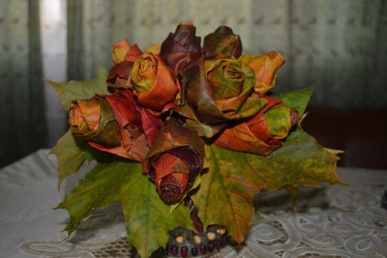 Букеты из листьев видео: Букет цветов из листьев - 56 фото