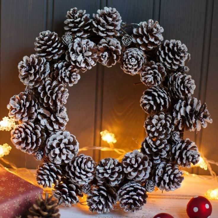 Из шишек новогодняя поделка: Новогодние поделки из шишек своими руками: как сделать в садик, школу на Новый год