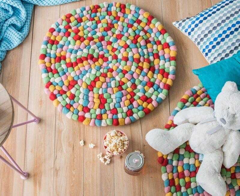 Как сделать коврик из помпонов своими руками фото: Как сделать коврик из помпонов своими руками пошагово: основа для ковра?