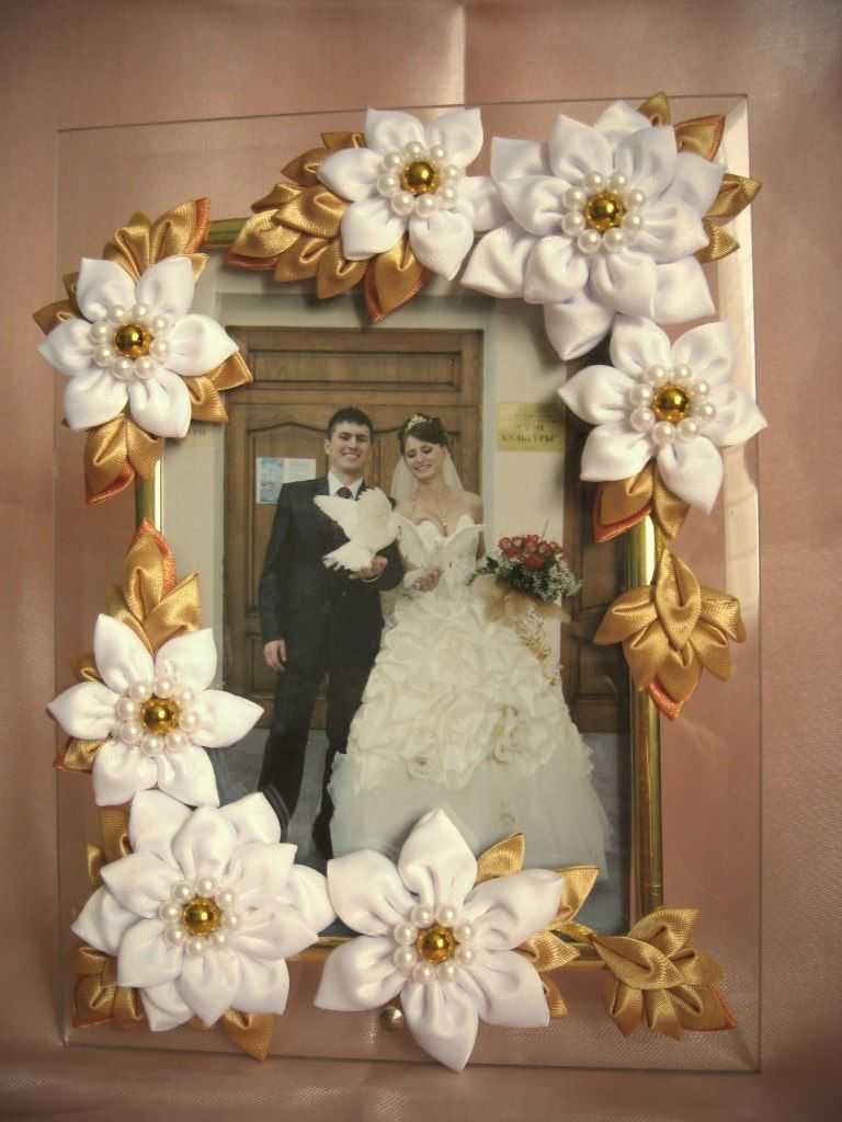 Фоторамки своими руками из атласных лент: Изящный декор рамки из атласных лент