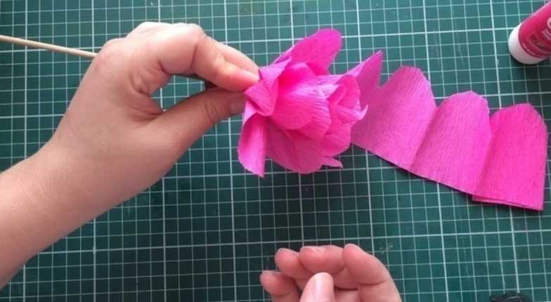 Упаковка своими руками для цветов из гофрированной бумаги своими руками: Оформление букета из гофрированной бумаги своими руками. Упаковка для цветов из гофрированной бумаг…