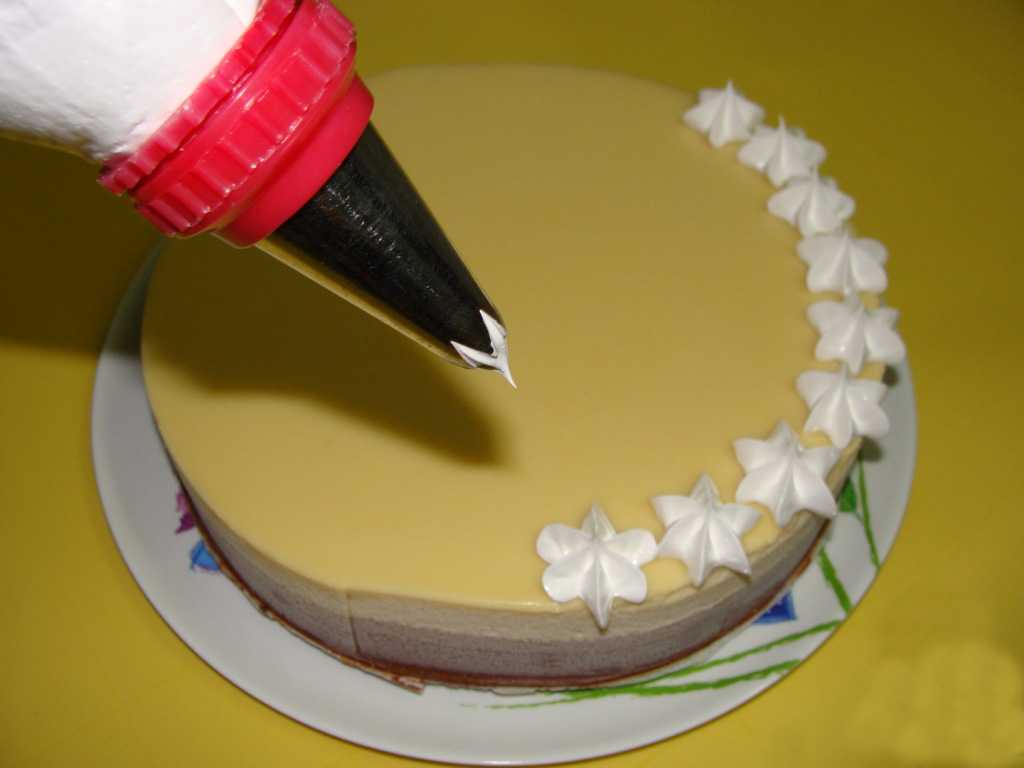 Как украсить торт белковым кремом в домашних условиях: рецепт с фото пошагово в домашних условиях