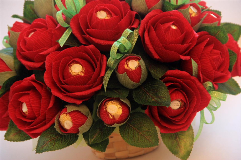 Из гофрированной бумаги розы с конфетами мк: Роза из конфет мастер-класс - Buket7.ru