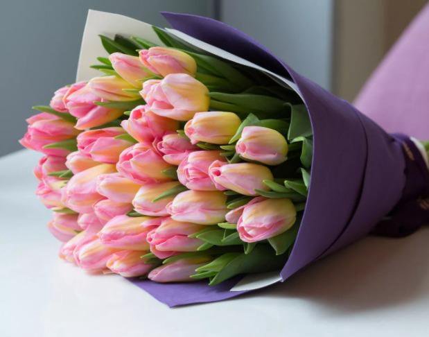 Фото букет тюльпанов в руках: Букет тюльпанов в руках (31 фото)