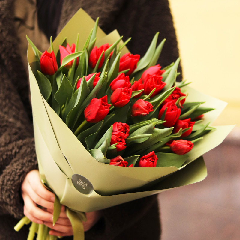 Фото букет тюльпанов в руках: Букет тюльпанов в руках (31 фото)