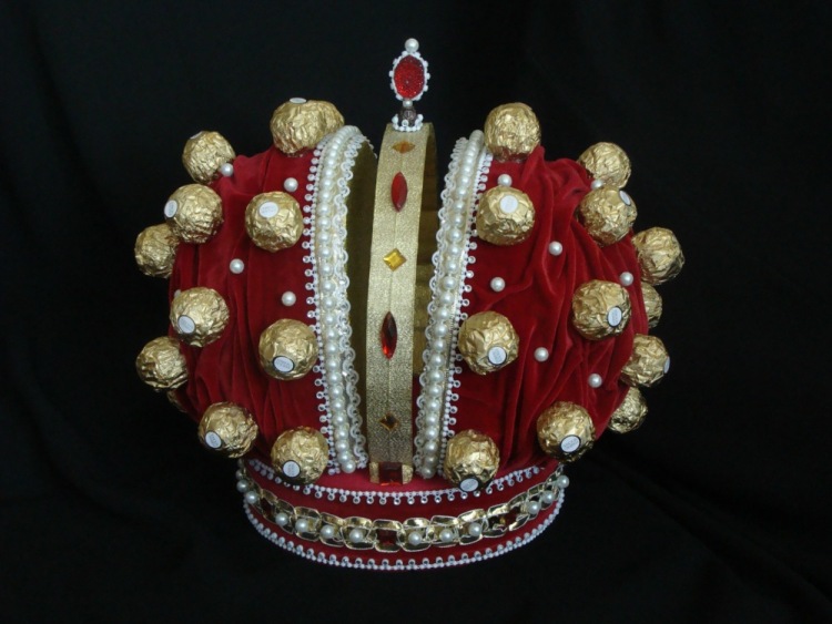 Корона из конфет своими руками мастер класс: Как сделать корону из конфет?