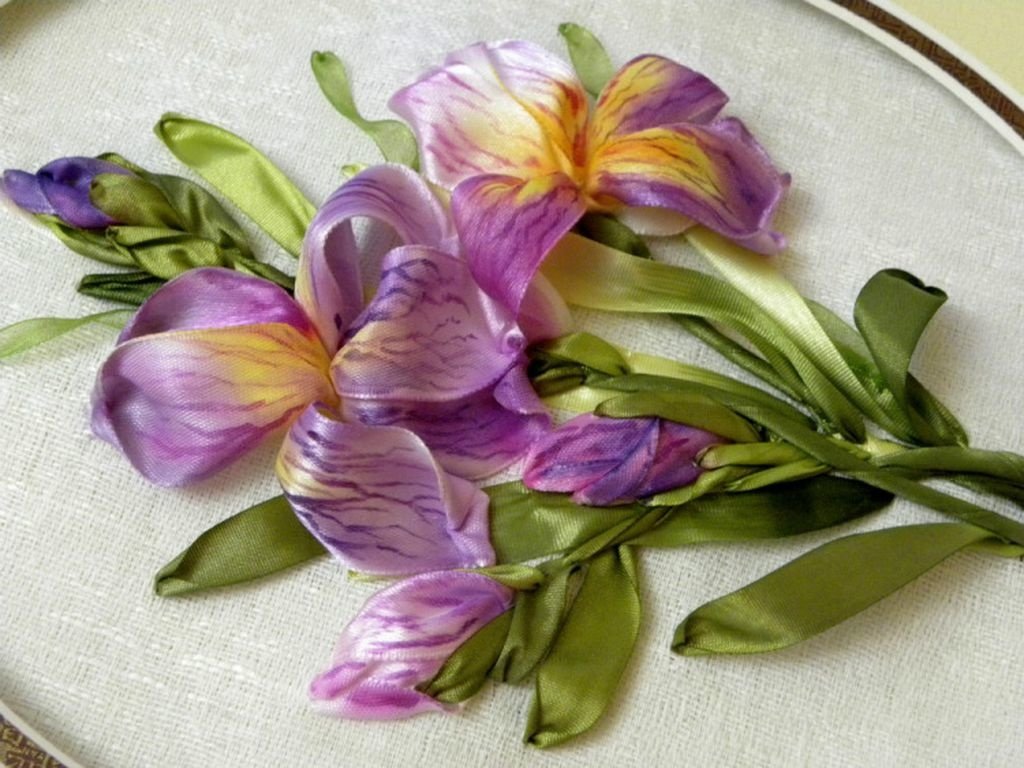 Цветы вышивание лентами: Простой цветок из атласной ленты / A simple flower of satin ribbon - YouTube