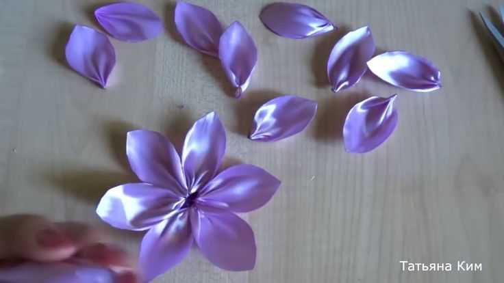 Простые цветы из атласных лент своими руками видео: Простые цветы 4.5см из атласной ленты за 3 минуты🌼Канзаши мк🌼 - YouTube