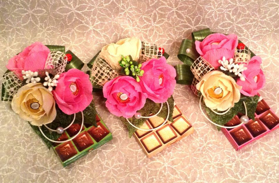 Оформление шоколадки цветами из конфет: Оформление плитки шоколада цветами из конфет. Свитдизайн.