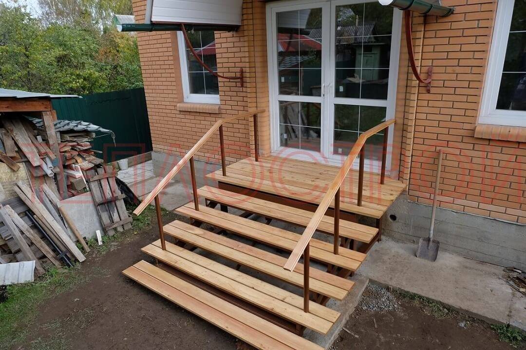 Как сделать из досок крыльцо: Крыльцо из дерева своими руками – как сделать деревянное крыльцо для частного дома – фото, чертежи, видео