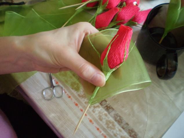 Бутон розы из конфет и гофрированной бумаги мастер класс: Бутон розы из конфет ☆ Бутоны роз из гофрированной бумаги ☆ мастер-класс