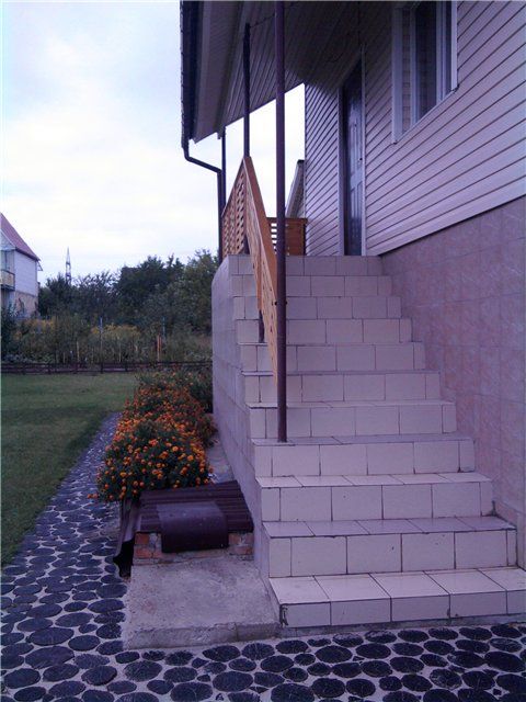 Ступеньки для крыльца частного дома фото с высоким фундаментом: ступеньки для частного кирпичного дома, наружные лестницы для загородного коттеджа, уличные ступени