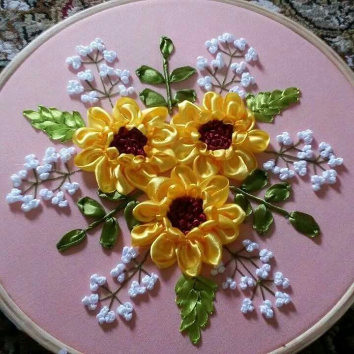 Цветы вышивание лентами: Простой цветок из атласной ленты / A simple flower of satin ribbon - YouTube