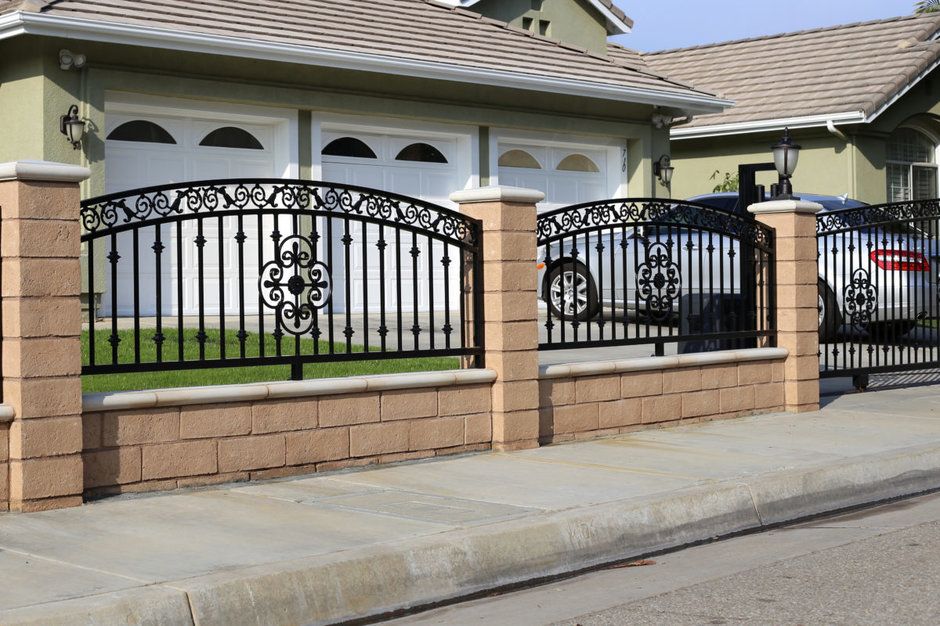 Интересные ворота: Красивые ворота для частного дома с забором и калиткой