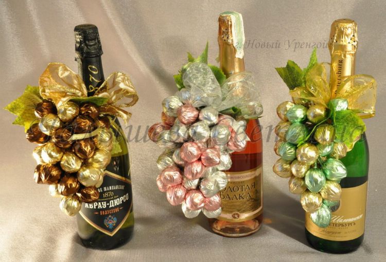 Украшение бутылки конфетами: украсить бутылку шампанского мишурой и конфетами