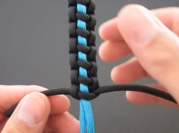 Как сплести браслет из шнурка: Браслет из шнурка своими руками со схемами и видео
