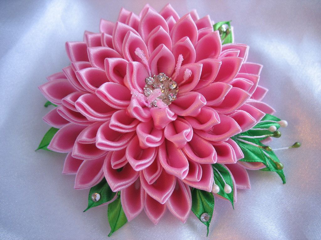 Видео цветы из атласных лент канзаши: Цветок Канзаши из атласных лент видео Мастер класс /Ribbon Flower / DIY Kanzashi