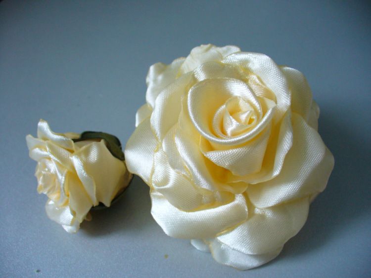 Мк роза из атласных лент: Роза из атласной ленты, для свадебной корзинки.