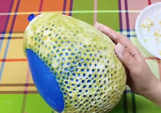 Видео пасхальное яйцо из макарон и воздушного шарика: Пасхальные поделки из макарон своими руками, 3 мастер-класса