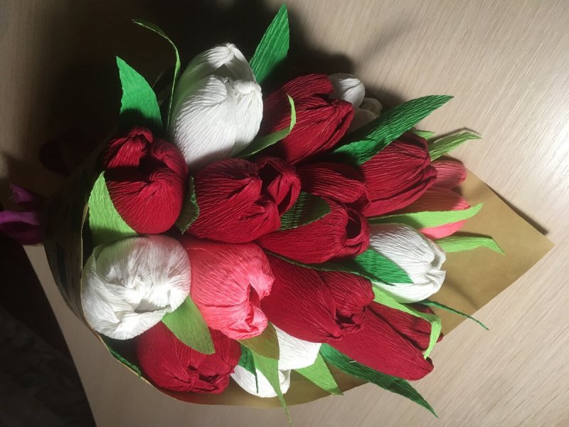Тюльпаны из гофрированной бумаги и конфет: Тюльпаны из гофрированной бумаги с конфетами для букета в пошаговом мастер-классе