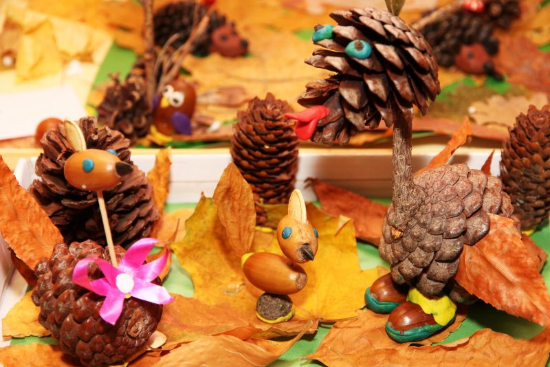 Поделка из шишек на осень: Осенние поделки из шишек для детского сада с фото