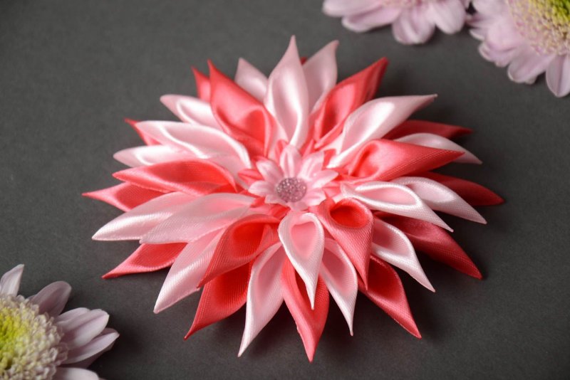 Видео цветы из атласных лент канзаши: Цветок Канзаши из атласных лент видео Мастер класс /Ribbon Flower / DIY Kanzashi