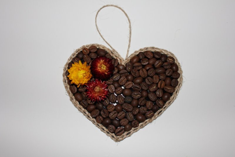 Поделки из кофе зерен: увлечение для любительниц кофейного аромата