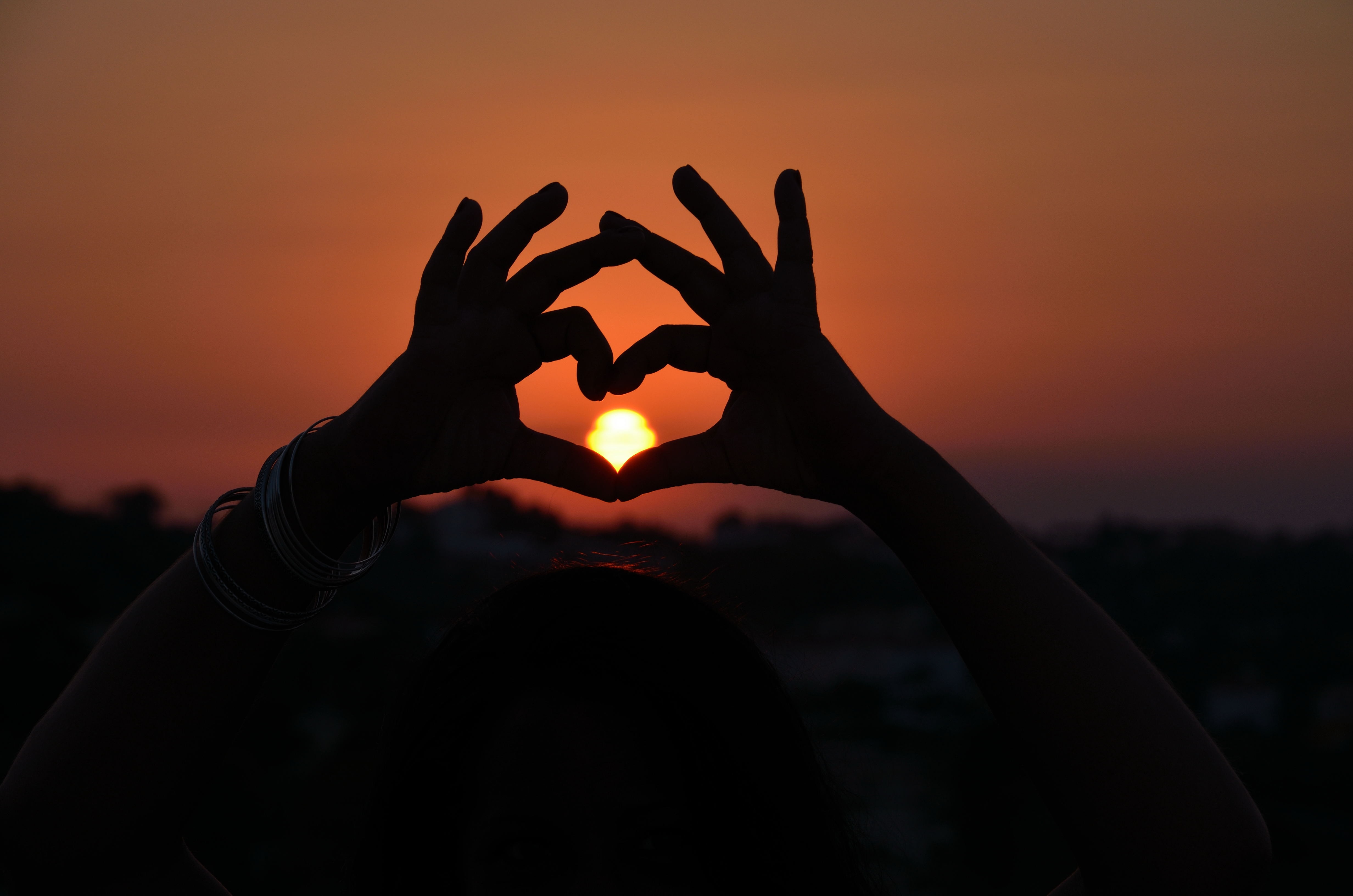 Фото сердечко руками: Сердечко из рук на фоне неба - аватары, картинки, авы
