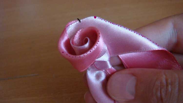 Видео роза из ленты: Как сделать розочку из атласной ленты. How to make a rose from satin ribbon. - YouTube