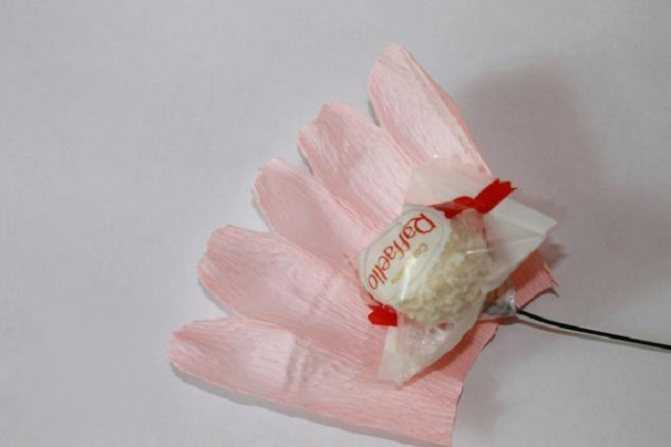Сделать букет из конфет из гофрированной бумаги своими руками пошагово: 15 способов сделать букет из конфет своими руками