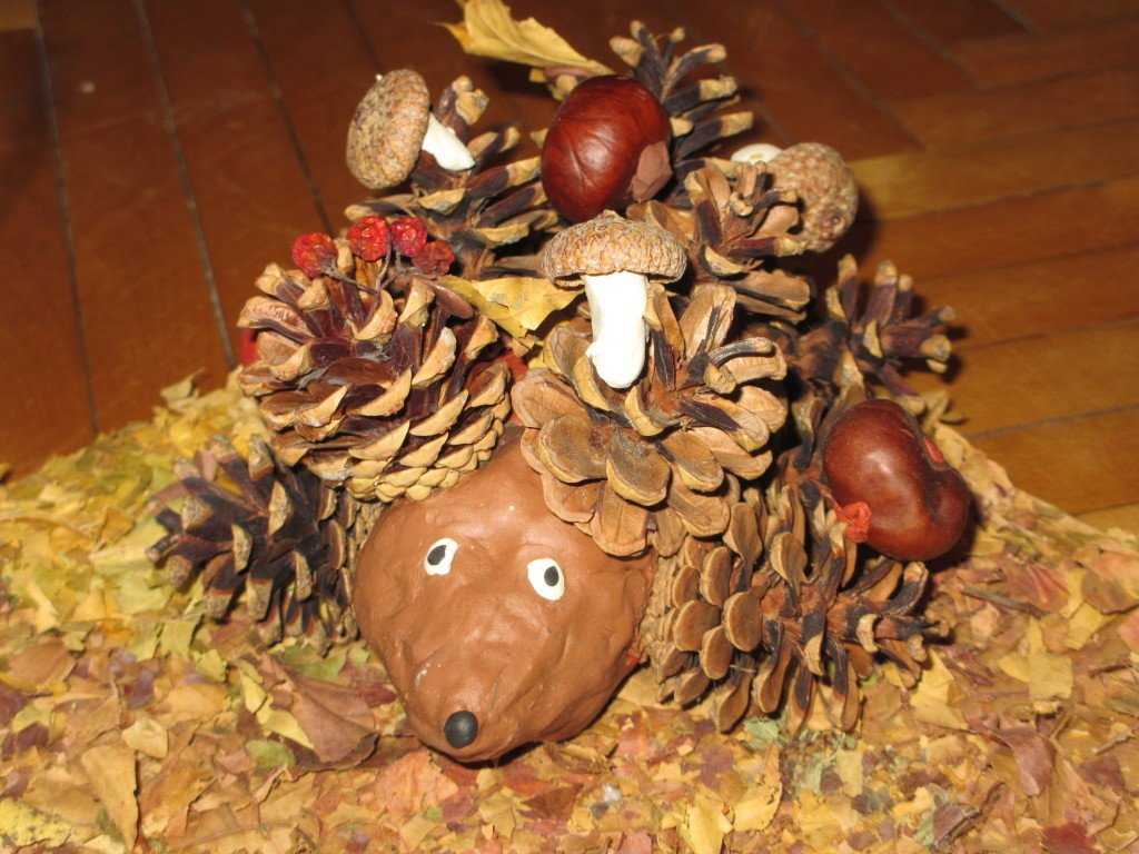 Поделки из шишек и листьев в садик: Осенние поделки из шишек для детского сада с фото