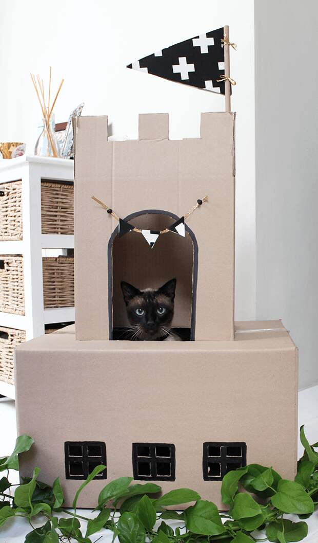 Как сделать домик для кошки своими руками видео из коробки: Домик для кошки своими руками из картонной коробки, лежанка для кошки, чертежи с размерами