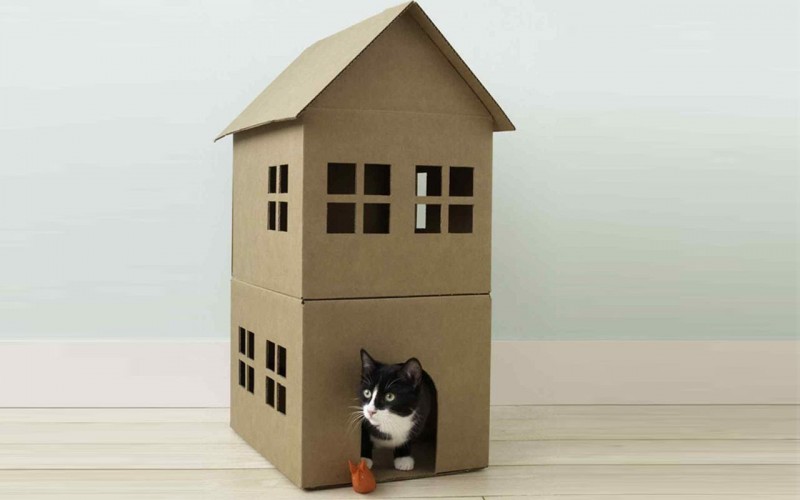 Домик для уличной кошки своими руками из коробки: из картонной коробки, футболки, поролона и фанеры