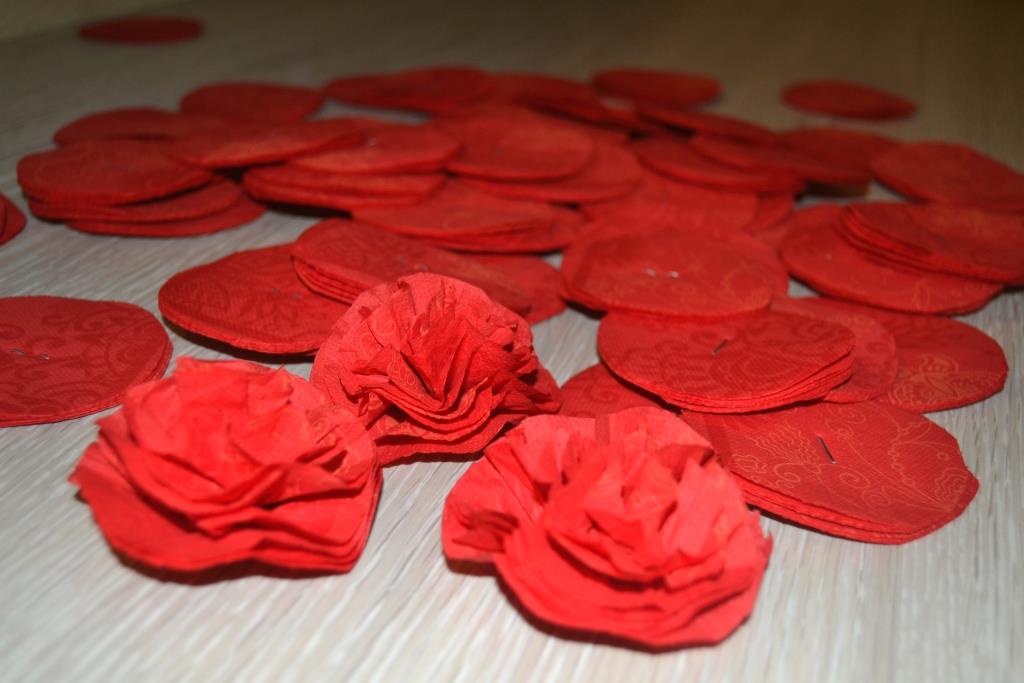 Как сделать розочки из салфеток бумажных: Как сделать розу из бумажных салфеток своими руками: делаем цветы пошагово с фото