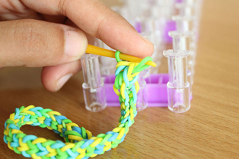 Плетем из резиночек: Плетение из резиночек. Наборы для рукоделия. Детское творчество. Игры и игрушки