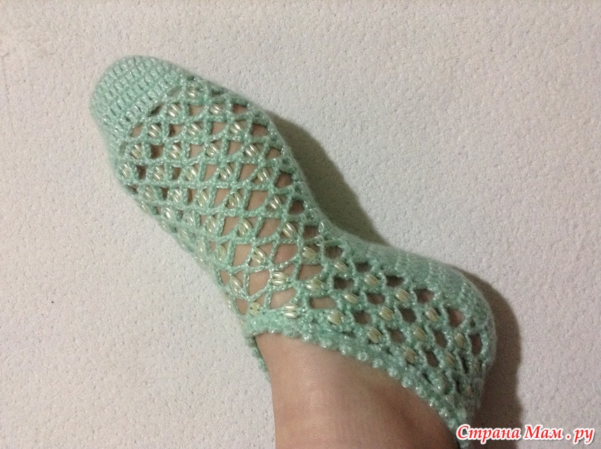 Ажурные тапочки крючком: Вязание для начинающих. Ажурные следки/тапочки крючком /// crochet slippers