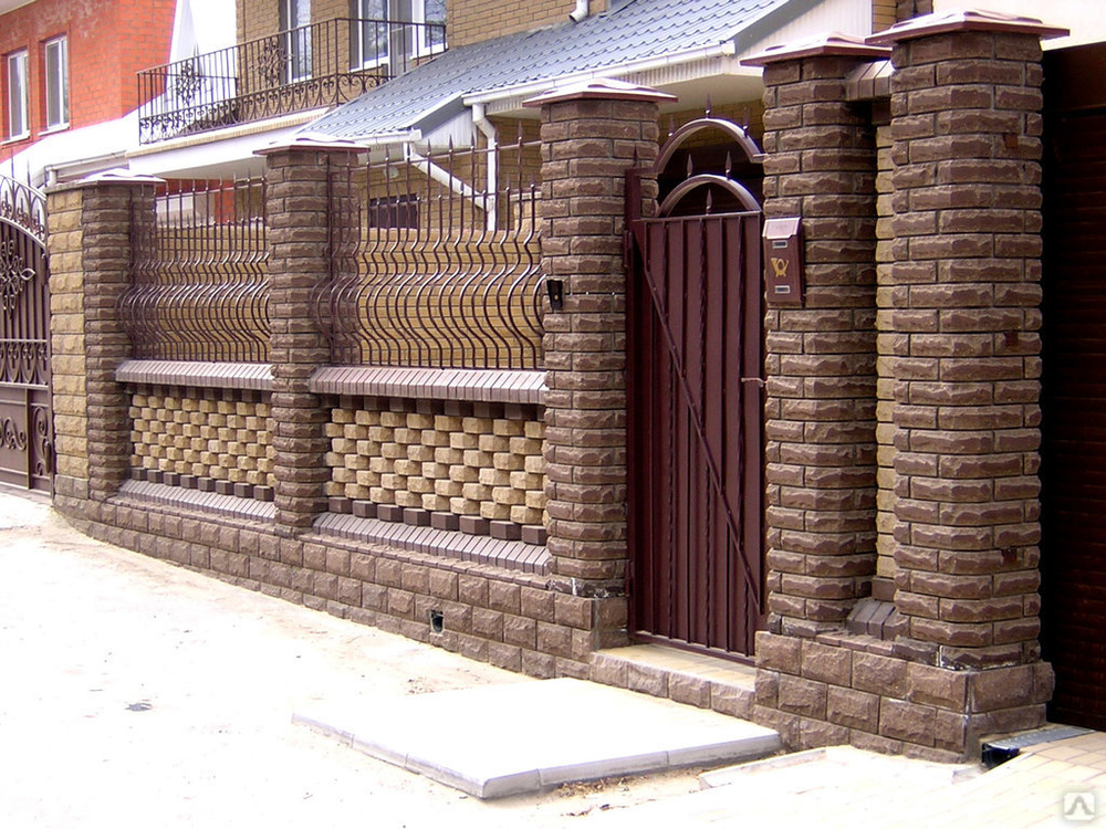 Заборы и ограждения для дома из кирпича и профлиста: Забор из профнастила с кирпичными столбами