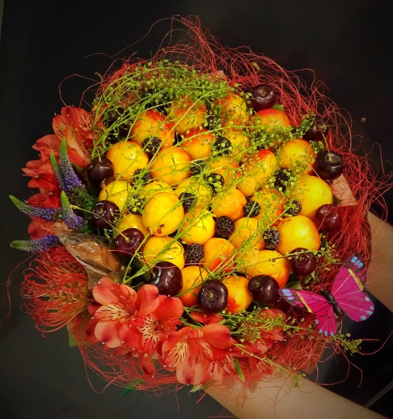 Букет из цветов фруктов и конфет: Фруктовый букет купить Москве | Букеты из фруктов и ягод с доставкой