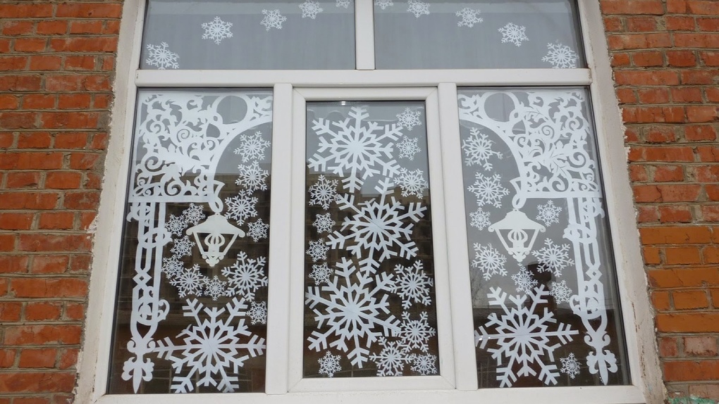 Окна украсить к новому году: Украшение окон на Новый год: 15 идей для вдохновения