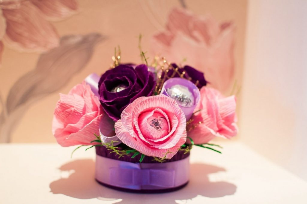 Цветы с гофробумаги с конфетами: 15 способов сделать букет из конфет своими руками