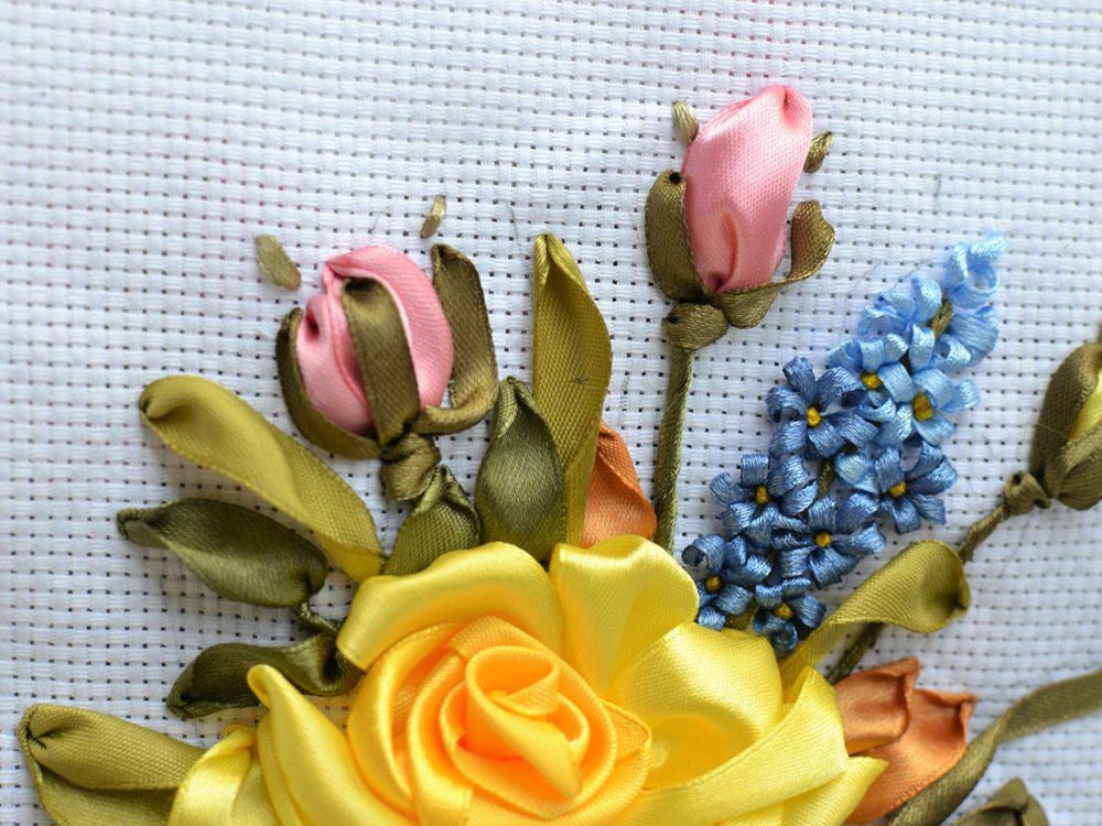 Цветы вышивание лентами: Простой цветок из атласной ленты / A simple flower of satin ribbon - YouTube