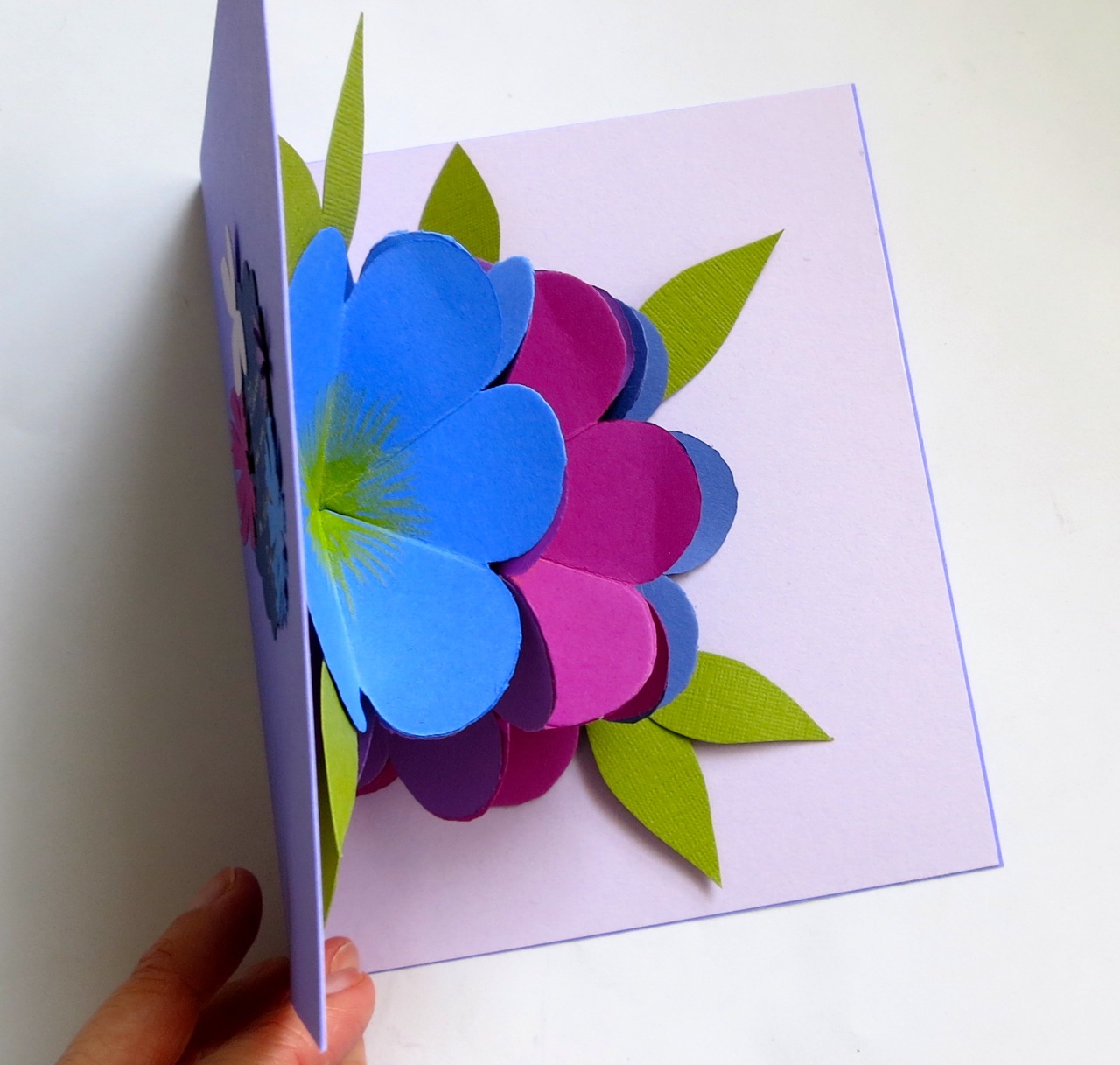 Открытки своими руками из цветов: Объемные открытки своими руками с цветами внутри, 3д открытки из бумаги на день рождения и другие праздники - Сам себе мастер