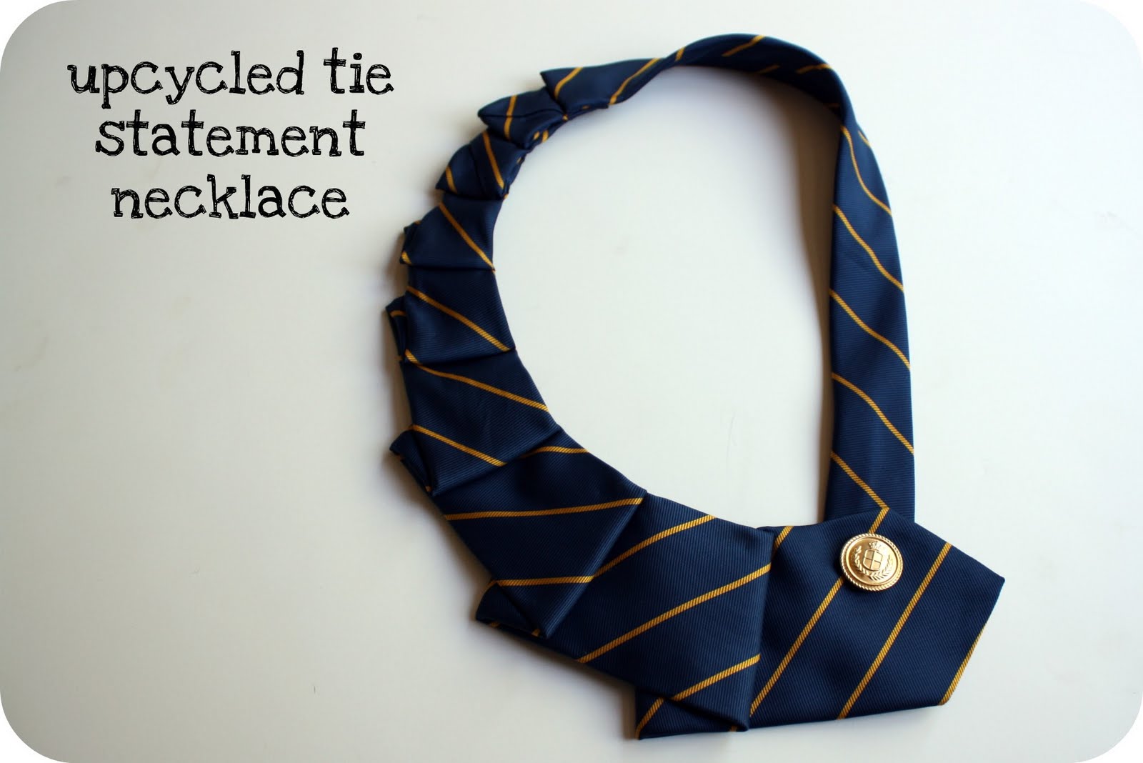 Поделки из галстуков: 33 хорошие идеи нецелевого использования галстуков