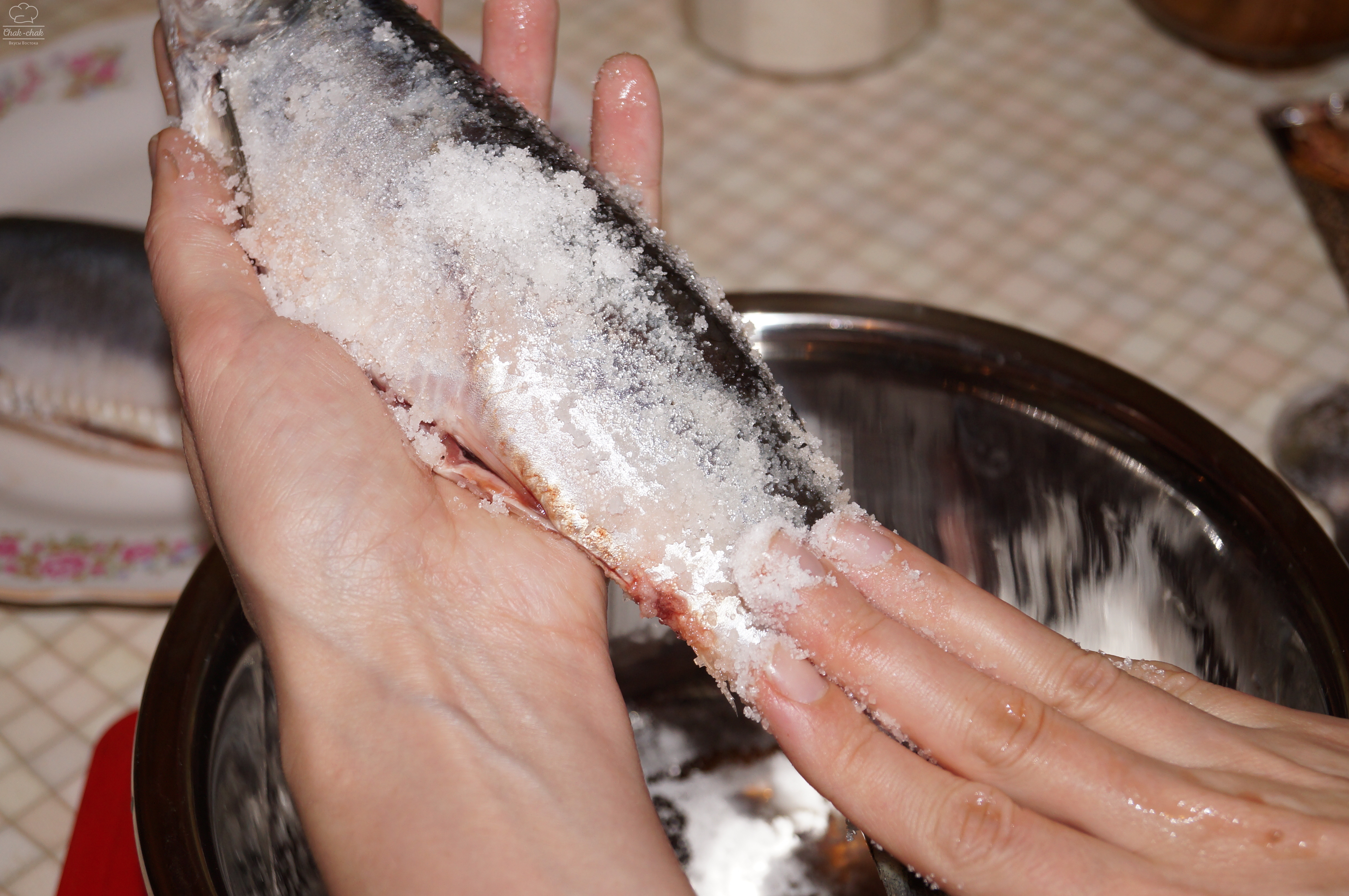 Как быстро посолить рыбу: 7 способов быстро и вкусно засолить скумбрию в домашних условиях - БУДЕТ ВКУСНО!