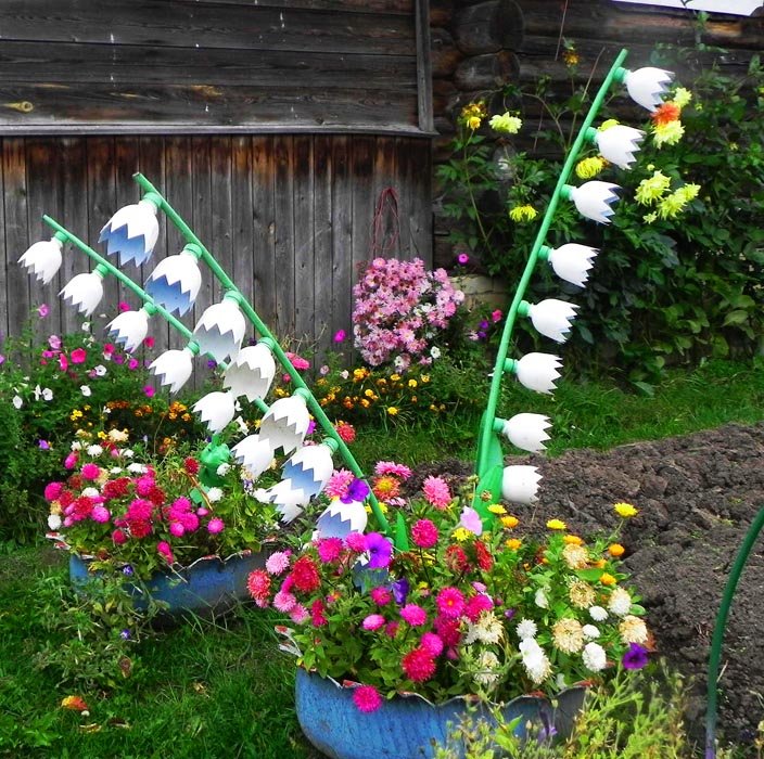 Клумба для цветов своими руками из подручных материалов: Цветники и клумбы своими руками из подручных материалов: фото
