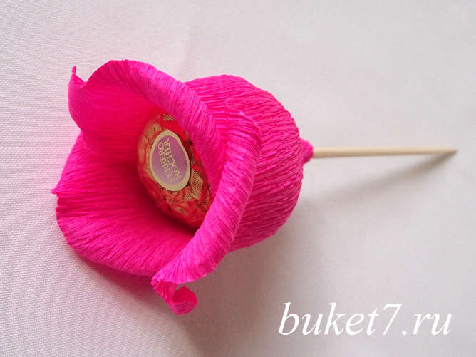 Мк роза из гофрированной бумаги с конфетами: Роза из конфет мастер-класс - Buket7.ru