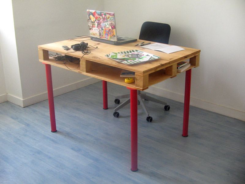 Pallet desk with red legs